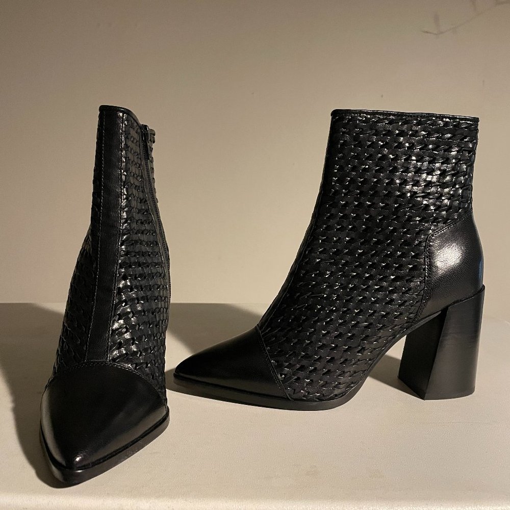 WOMENS BEAUTIFUL LEATHER LATTICE BOOTIES US SIZE 8
